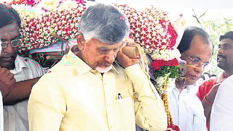 Andhra Pradesh Chief Minister-designate and TDP president N Chandrababu Naidu lent his shoulder to the bier carrying the mortal remains of Ramoji Rao.