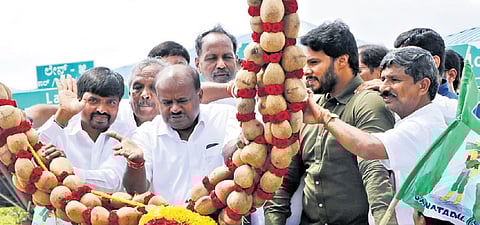 Union Minister of Steel and Heavy Industries HD Kumaraswamy being felicitated by JDS workers in Tumakuru on Monday | EXPRESS
