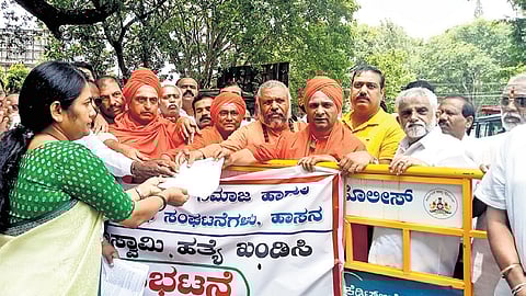 Seers of various mutts protest against actor Darshan in Hassan on Friday