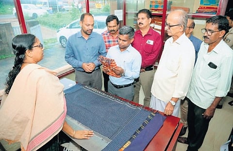 District Collector Inbasekar K visits the Kasaragod saree handloom mill