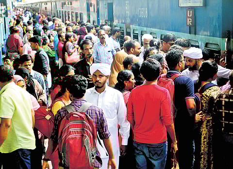 Rush of passengers waiting to enter the Parasuram Express at Kozhikode railway station