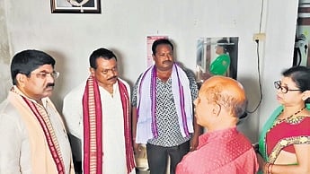 Newly-elected MLA of Kantabanji Laxman Bag met Mamita’s family at Jharni in Turekela block of Balangir district.