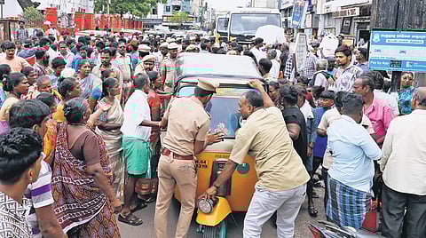 Police moving an autorickshaw from the area where public began a protest following the death of a 63-year-old fruit vendor (inset) during eviction on NSC Bose Road
