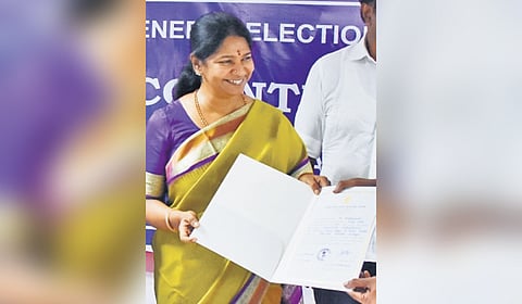 Kanimozhi Karunanidhi receiving the winning certificate at Thoothukudi VOC engineering college
