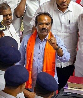 Members of Mysuru Congress welcome senior party colleague RV Deshpande at the party office on Sunday 