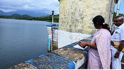 File image of Kanniyakumari District Collector R Alagumeena inspecting Pechiparai and Perunchani dams.