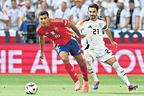 Spain coach Luis de la Fuente calls Rodrigo Hernandez (L) a ‘computer’ for his innate ability to calculate