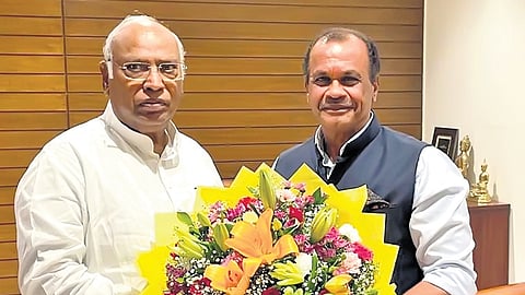 R&B Minister Komatireddy Venkat Reddy met AICC chief Mallikarjun Kharge in Bengaluru to wish him on his birthday on Sunday