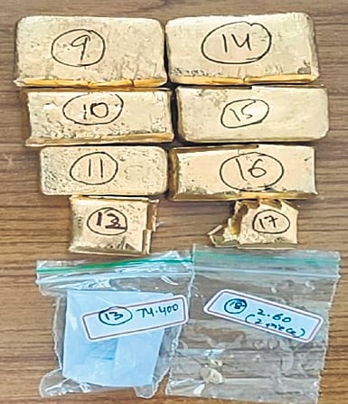 The duo had concealed the foreign-origin gold biscuits weighing 3.982 kg in their waistbands. 