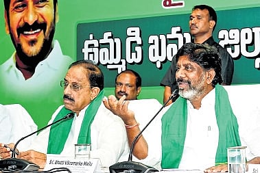 Deputy Chief Minister Mallu Bhatti Vikramarka along with other ministers take opinions of farmers on Rythu Bharosa at collector office in Khammam on Wednesday