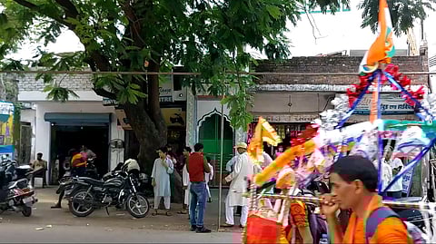 Kanwariyas passing a mosque in the Jwalapur area of Haridwar, which was covered with white clothes by the administration and later removed following criticism from locals and politicians. 