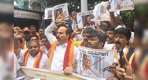 Members of pro-Kannada organisations led by Rakshana Vedike state president Praveen Kumar Shetty during the protest.