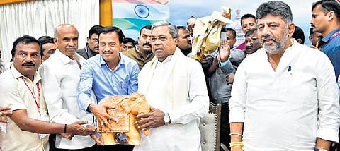 A delegation of the Karnataka State Government Employees’ Association led by its president CS Shadakshari felicitates CM Siddaramaiah for the cabinet deciding to implement the recommendations of the 7th Pay Commission, in Bengaluru on Wednesday. Deputy Chief Minister DK Shivakumar (R)