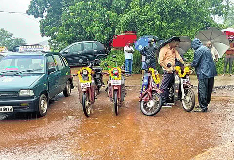 Bajaj M80 being garlanded