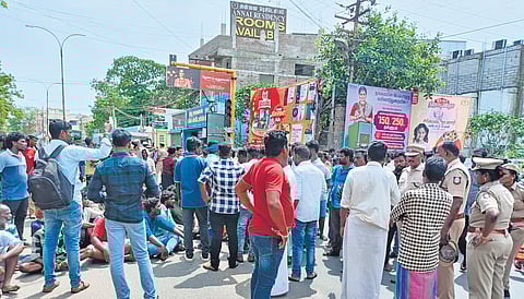 VCK cadre held a protest near Kittappa Market in Mayiladuthurai, demanding arrest of those responsible for the death of party functionary R Rajesh