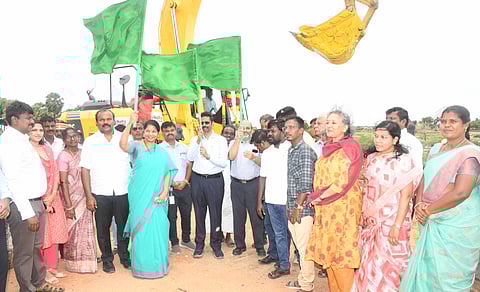 Renovation works on the Thamirabarani River was flagged off by Thoothukudi MP Kanimozhi Karunanidhi at Kaliyavur here on Saturday. 