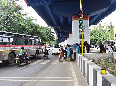 Students along with public crossing the road using pelican signal with out responding to the signal signs at Sungam junction