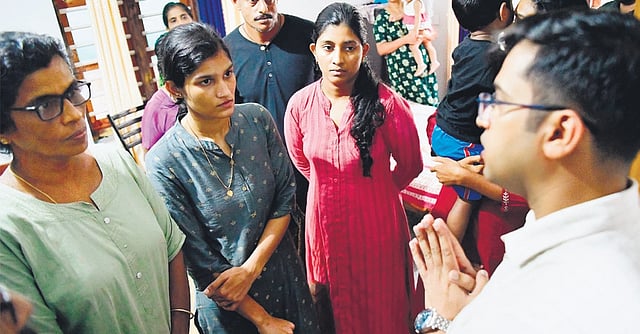 Kozhikode District Collector Snehilkumar Singh with Arjun’s family members in Kannadikkal in Kozhikode 