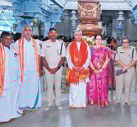 DGP Ch Dwaraka Tirumala Rao & his family visited Sri Kanipakam Varasiddhi Vinayaka Temple on Sunday | Express