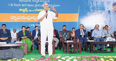 Dr Rathaiah extended his gratitude to the parents for choosing Vignan University and congratulated the students on their new journey. 