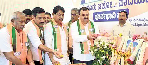 Karnataka opposition ups the ante, 
sets off on march, flood tour 