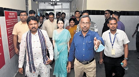 Health Minister Mukesh Mahaling and secretary Shalini Pandit at SCB MCH 
