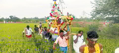 No peace even after death, Dalits carry bodies via field with police protection in Pudukkottai 