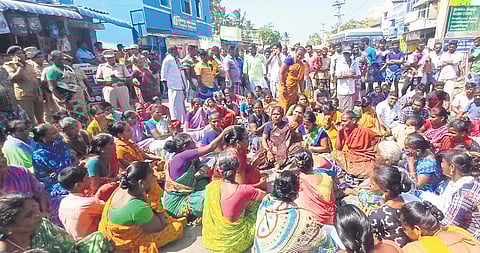 Seeking immediate action, family members, fishermen associations stage roadblock in Rameswaram on Thursday