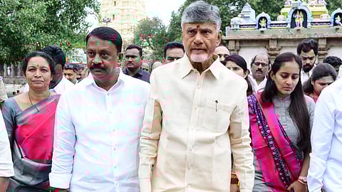 Chief Minister N Chandrababu Naidu had darshan of Lord Mallikarjuna Swamy 
and Goddess Bhramaramba at Srisailam temple on Thursday.