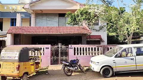 NIA officials raiding the houses of former PFI functionaries in Mayiladuthurai on Thursday