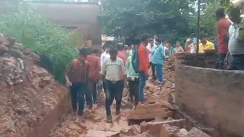 The wall collapsed on school children returning home, killing four out of five affected.