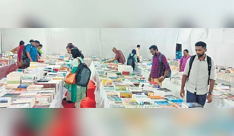 Kerala State Jawahar Balabhavan has transformed into a bookstall at Jawahar Bal Bhavan, Kanakakunnu.