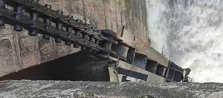 Chain link broken at the Tungabhadra dam gate no 19 