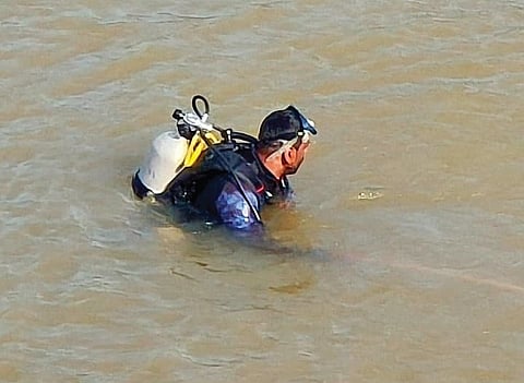 Expert diver Ishwar Malpe goes underwater in the Gangavali river, finds parts of the lorry 