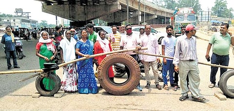 Agitators block NH 143 at Vedvyas near Rourkela and other major junctions 