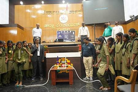 As part of National Space Day, government school children witnessed some scientific experiments, in Ballari on Friday. ISRO scientist V Chandra Babu, ZP CEO Rahul Sankanur and others were present. 