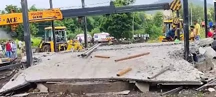 Five labourers were killed when the roof slab of an under-construction cottage at a resort collapsed in Choral village, Mhow tehsil.