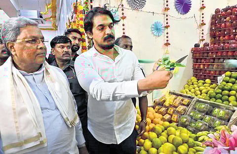 Chief Minister Siddaramaiah and MLA Priya Krishna inaugurate the Palike Bazaar in Vijayanagar on Sunday 