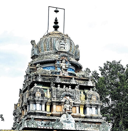 The main entrance is on the east side as the dwajastambham (flag-post), bali-pitham and Nandi are on this side, but at present, an entrance on the north side, close to the gopuram is being used. 