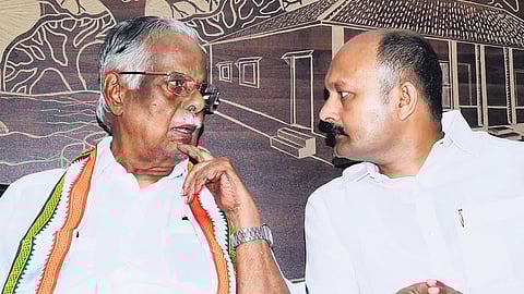 Writer T Padmanabhan and Ernakulam district Congress president Muhammed Shiyas engage in a discussion during a lecture on the Hema Committee report 