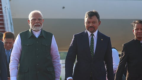 PM Modi with Crown Prince Al-Muhtadee Billah at the airport
