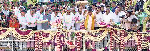Chief Minister Siddaramaiah, Deputy CM DK Shivakumar, ministers and MLAs offer ‘bagina’ to mark the launch of the Yettinahole Integrated Drinking Water Supply Project in Sakleshpur taluk on Friday
