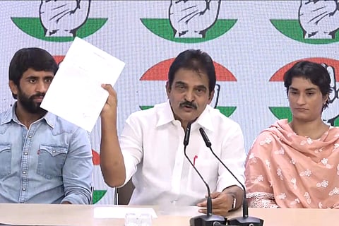 Congress leader KC Venugopal with Bajrang Punia and Vinesh Phogat