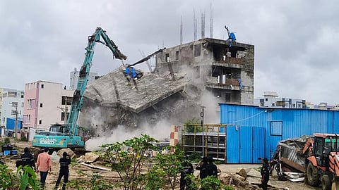 HYDRAA demolishes the constructions and structures in FTL and buffer zones in Sunnam Cheruvu