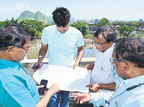 Remove waste from flood-hit areas promptly: Vijayawada Municipal Corporation chief