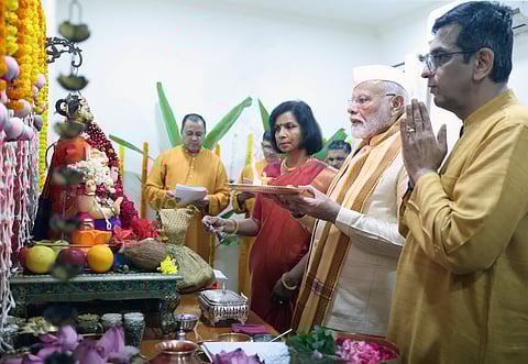PM Modi participating in Ganpati Puja at CJI Chnadrachud's residence. 