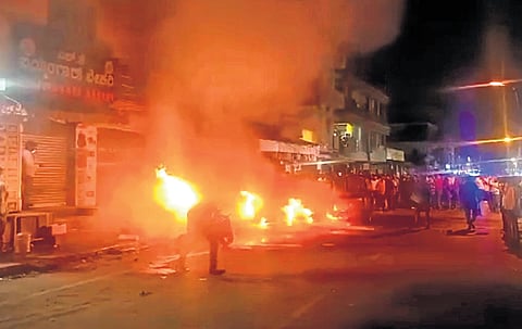 Five two-wheelers and an autorickshaw were gutted when the owner of a kebab store threw out a burning cylinder to save himself and his shop on Ejipura Main Road on Thursday.