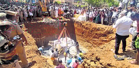 Many paid respects to Subbulakshmi before it was buried in Kundrakudi