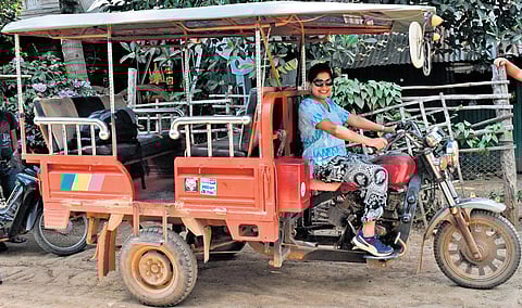 The writer rides a tuk tuk
