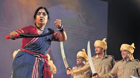 Chakali Ilamma, gently tapped her feet and made a powerful entrance.